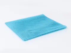 Detailaufnahme der Netzstruktur von ByAnnie's Lightweight Mesh in Parrot Blue in der Verpackungsecke.